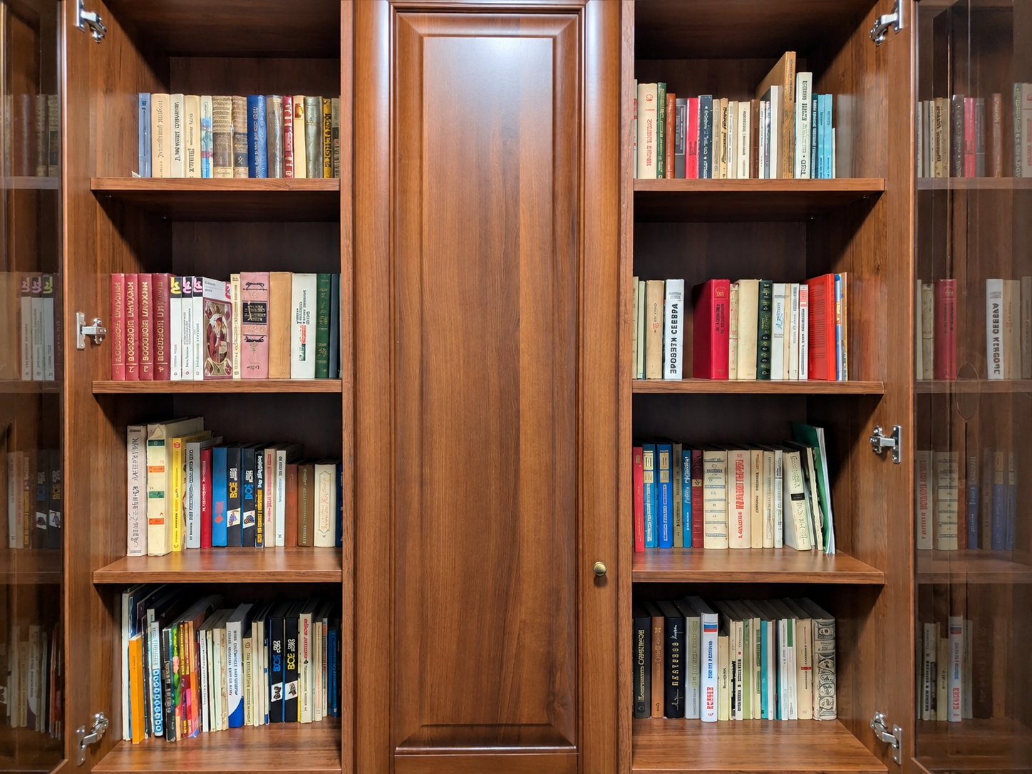 Стопки книг, собранные для вывоза