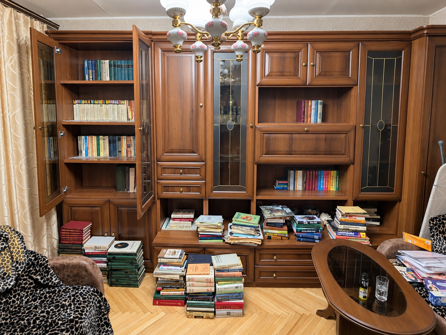 Книжный шкаф с книгами до вывоза